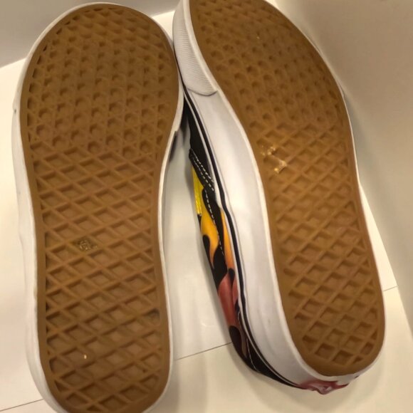 VANS UNISEX MEN SLIP ON SKATE SHOE SIZE 7 BLACK W/SIDE PANELS OF " FIRE " FLAMES - Picture 5 of 6